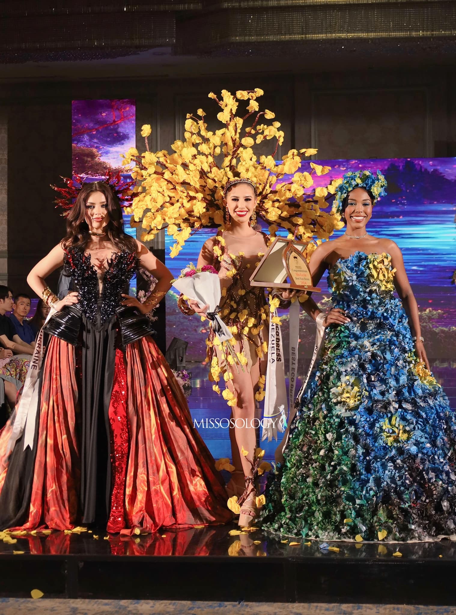 متسابقات ملكة جمال البيئة يعرضن فساتين مصنوعة من النايلون والمخلفات الصورة 1