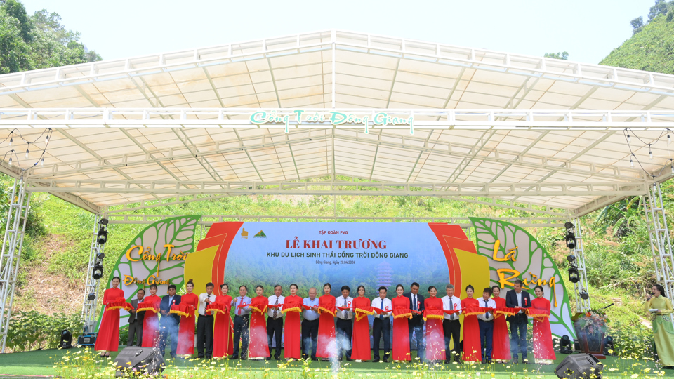Cắt băng khai trương Khu du lịch sinh thái Cổng trời Đông Giang.
