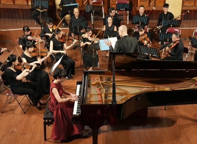 Hà Anh (chơi đàn piano) biểu diễn Concerto cùng dàn nhạc tại Liên hoan Nghệ thuật Quốc tế Rising Stars. Ảnh: Nhân vật cung cấp