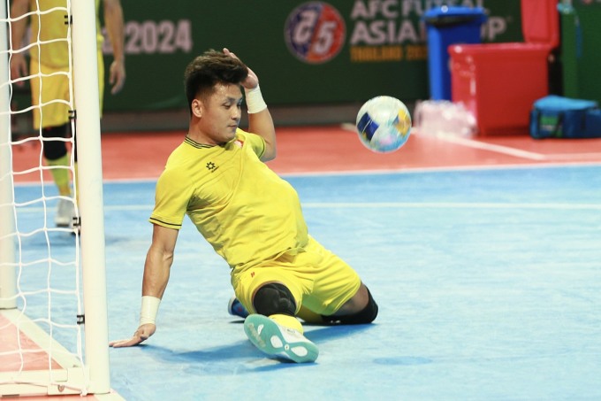 El portero Ho Van Y juega en el partido contra Uzbekistán el 24 de abril.