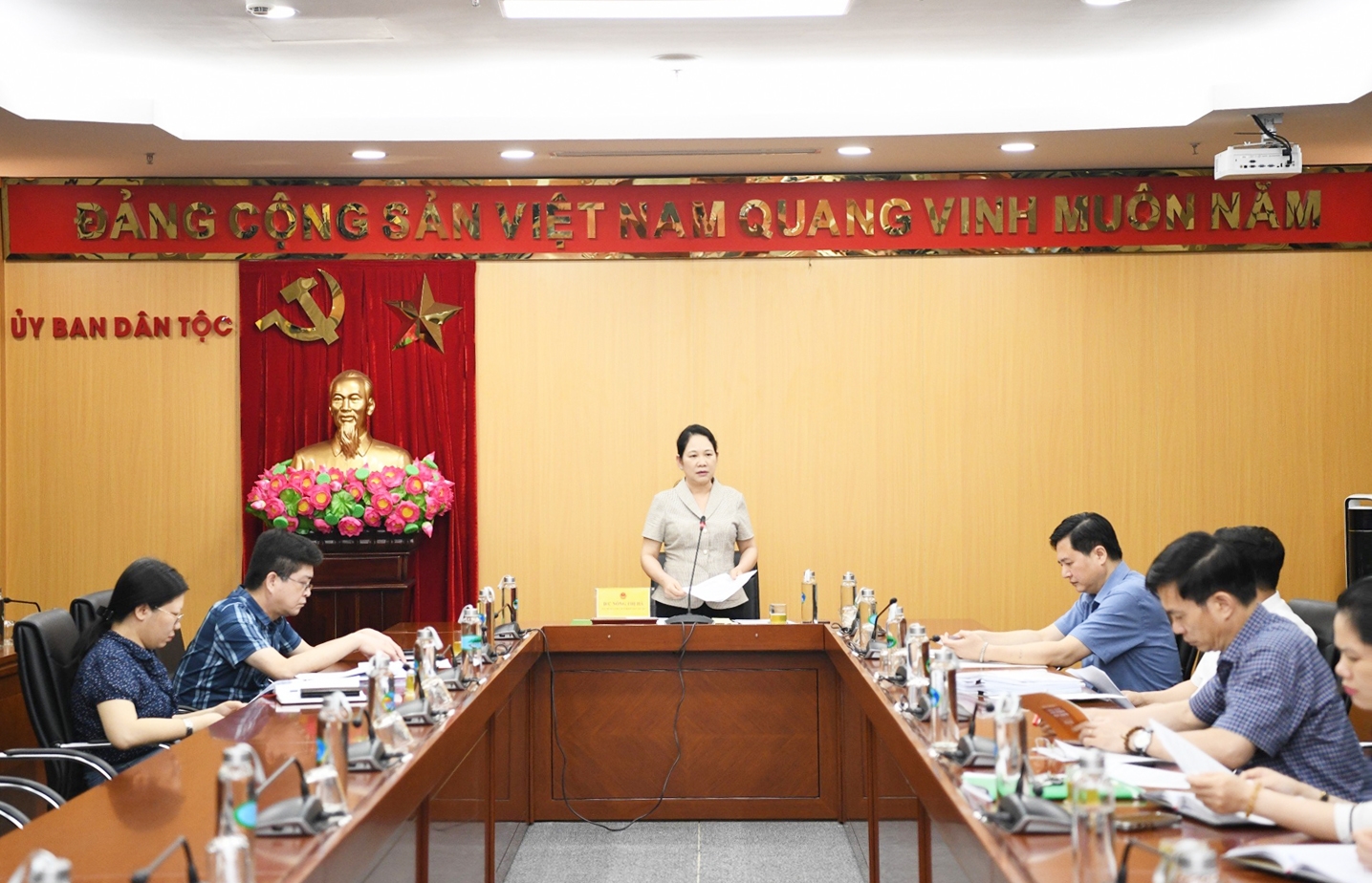 Thứ trưởng, Phó Chủ nhiệm Nông Thị Hà chủ trì cuộc họp Thứ trưởng, Phó Chủ nhiệm Nông Thị Hà chủ trì cuộc họp
