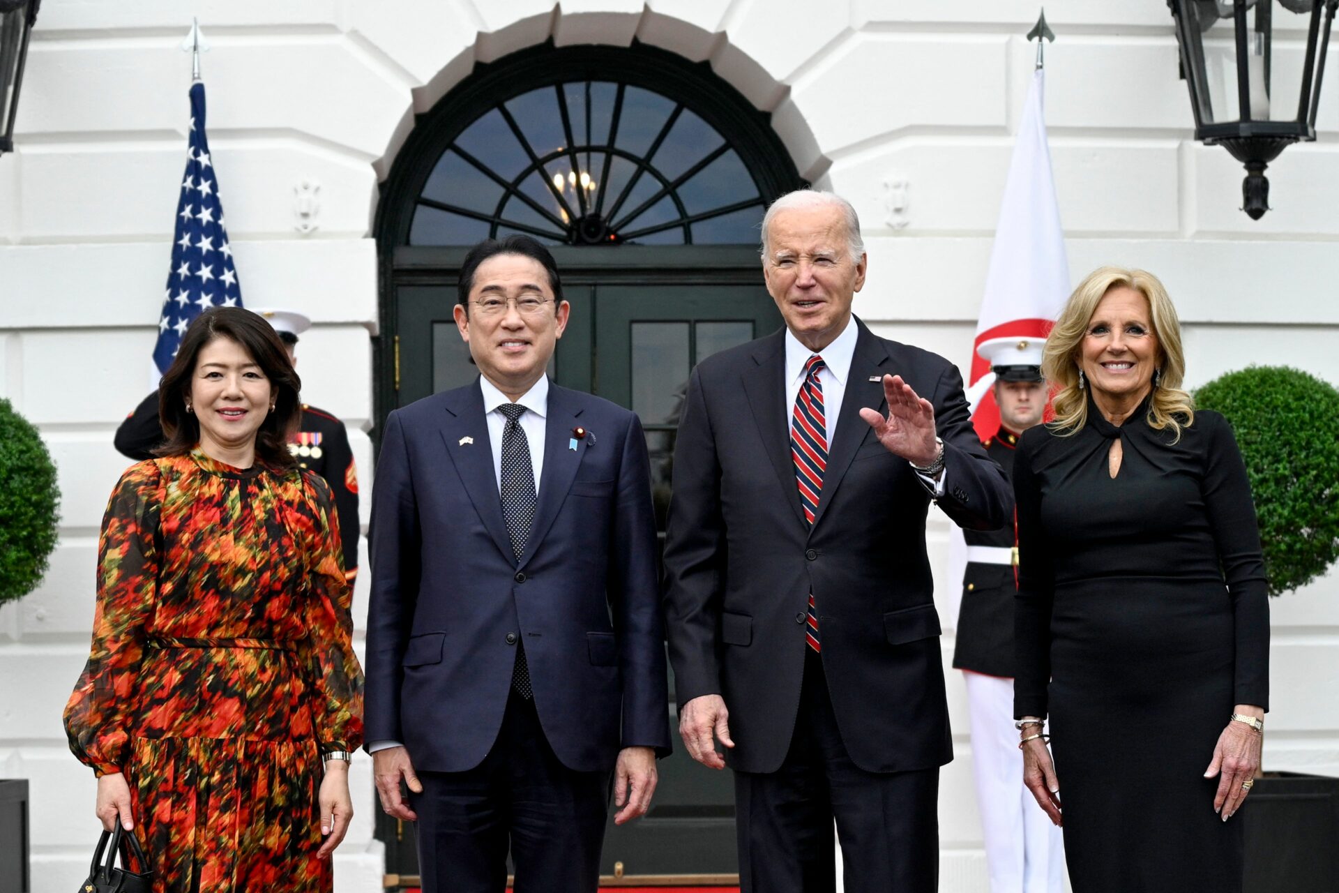 Từ trái sang, phu nhân Kishida Yuko, Thủ tướng Kishida Fumio, Tổng thống Joe Biden, phu nhân Jill Biden