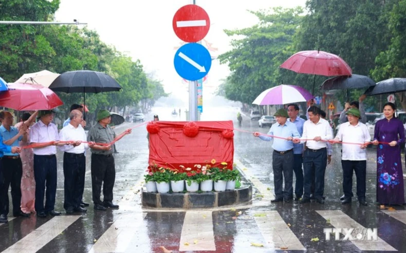 Thủ tướng Phạm Minh Chính dự khởi công công trình tôn tạo Di tích Khu Trung tâm đề kháng Him Lam, lễ gắn biển đường Phạm Văn Đồng ảnh 1