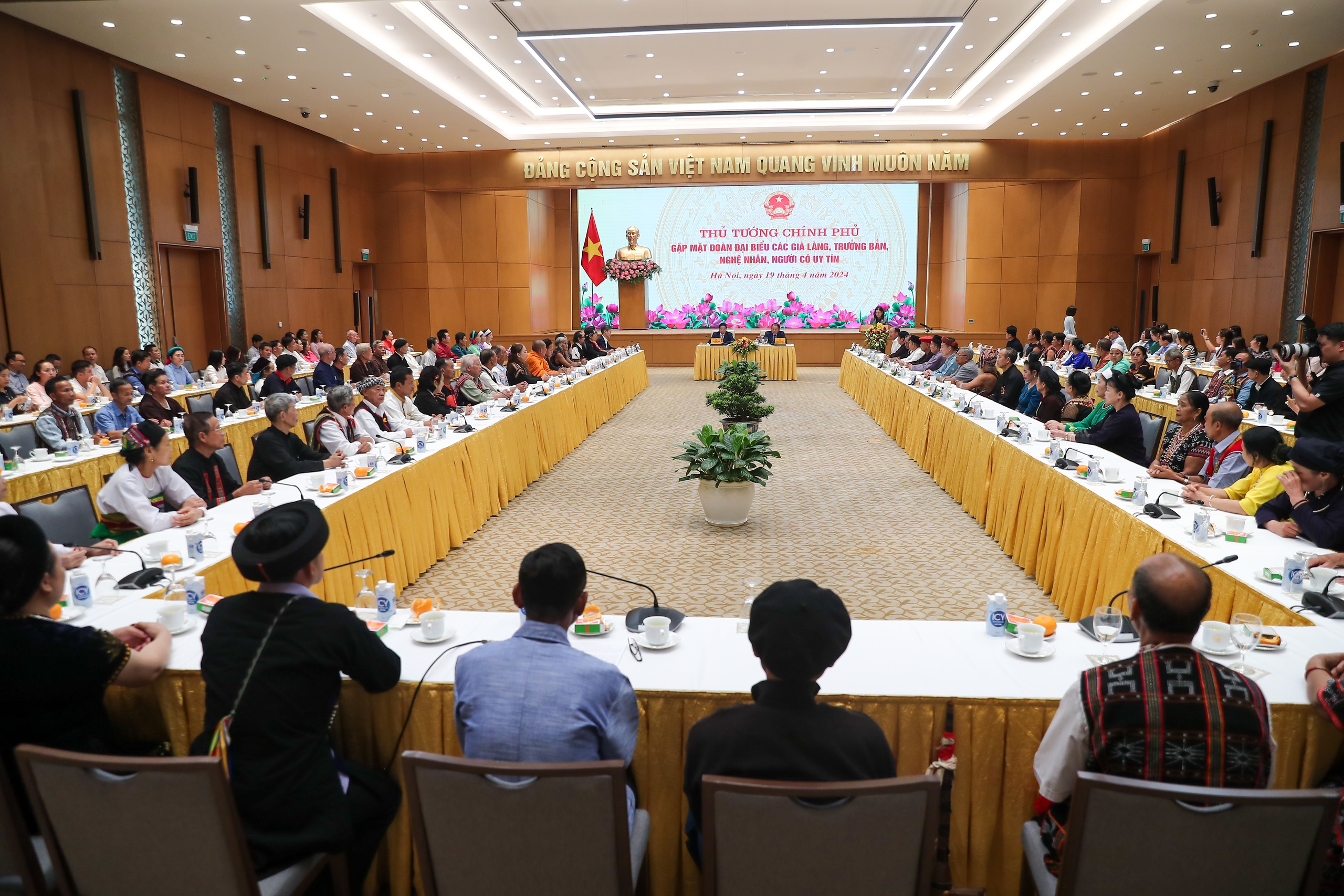 Thủ tướng Phạm Minh Chính gặp mặt các già làng, trưởng bản, nghệ nhân, người có uy tín - Ảnh 1. Thủ tướng Phạm Minh Chính gặp mặt các già làng, trưởng bản, nghệ nhân, người có uy tín - Ảnh 1.