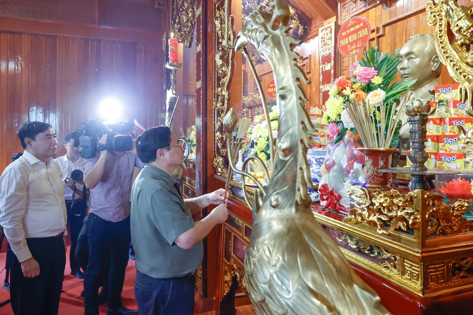 Thủ tướng Chính phủ Phạm Minh Chính dâng hương tưởng nhớ, tri ân anh linh Đại tướng Võ Nguyên Giáp.