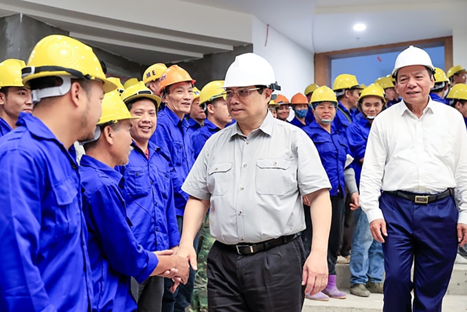 Thủ tướng Phạm Minh Chính kiểm tra tại công trường. Ảnh: VGP