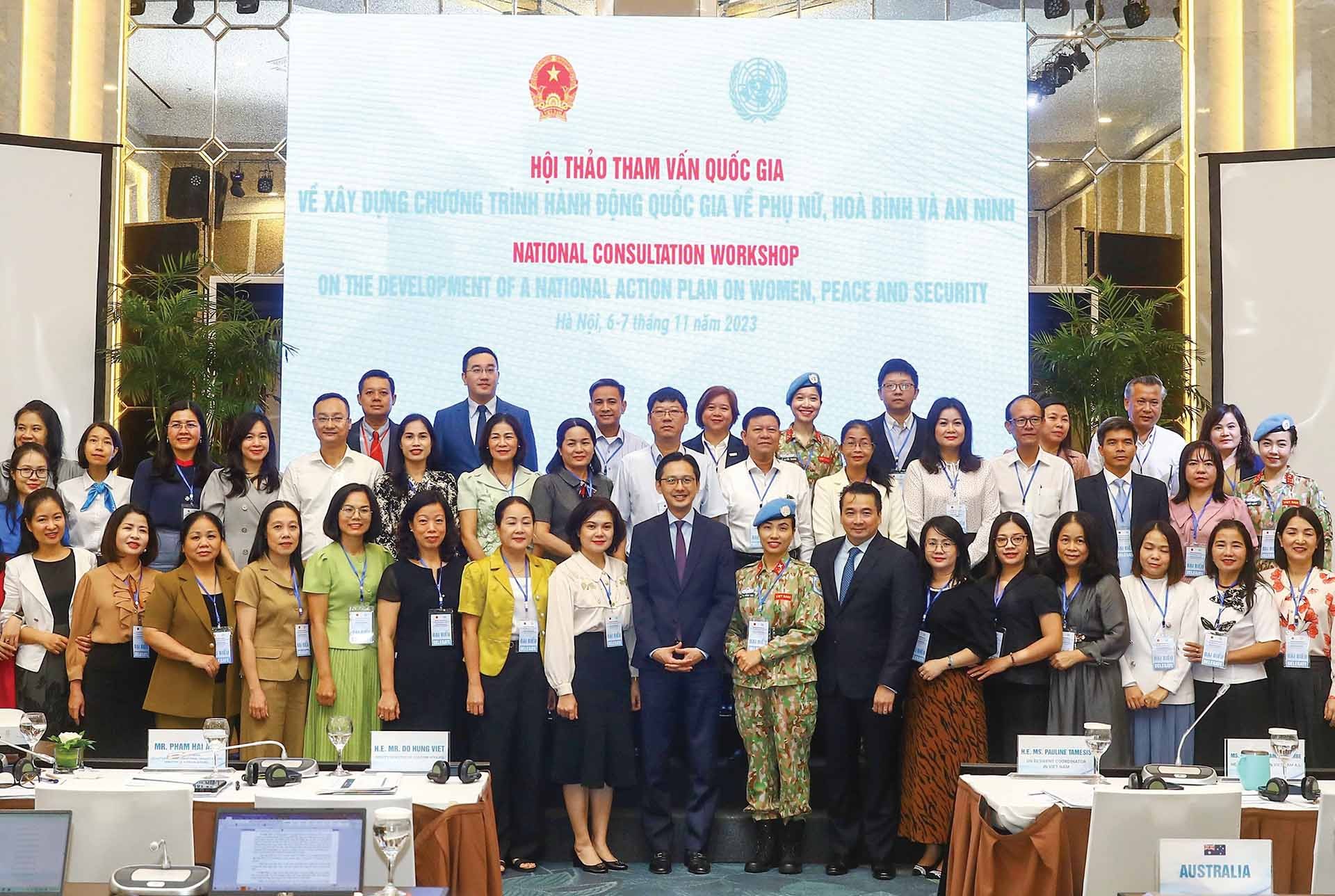 Le ministère des Affaires étrangères et ONU Femmes ont organisé conjointement un atelier de consultation nationale sur l'élaboration d'un plan d'action national sur les femmes, la paix et la sécurité à Hanoï le 6 novembre 11. (Source : ANV)