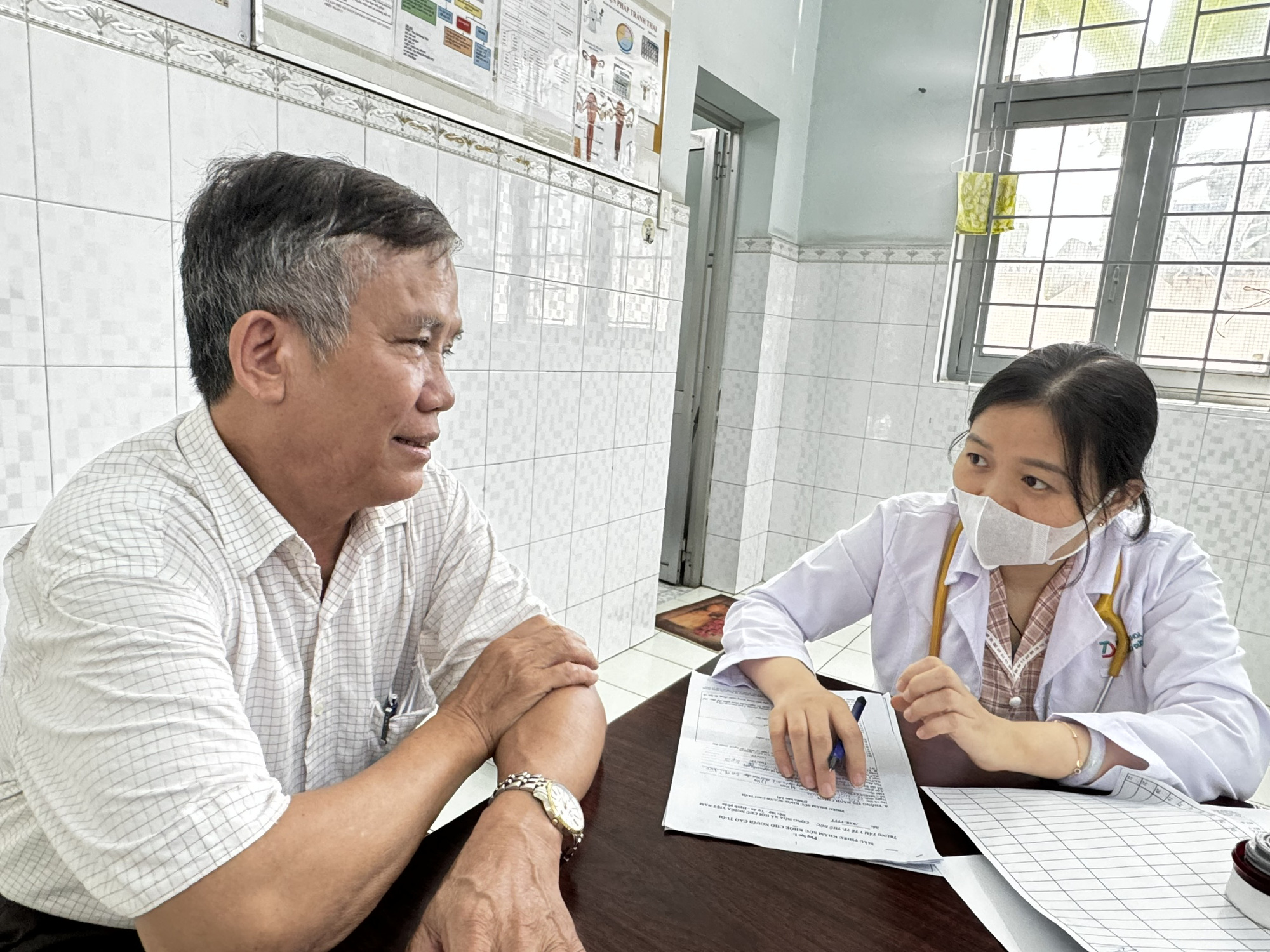 Thuốc tuyến y tế cơ sở chưa đáp ứng, sở kiến nghị bộ sớm hướng dẫn- Ảnh 1. Người cao tuổi tại TP.HCM đến trạm y tế thăm khám sức khỏe, tuy nhiên do hạn chế thuốc sau khi thăm khám, có đơn thuốc bắt buộc phải đến bệnh viện lấy thuốc - Ảnh: THU HIẾN