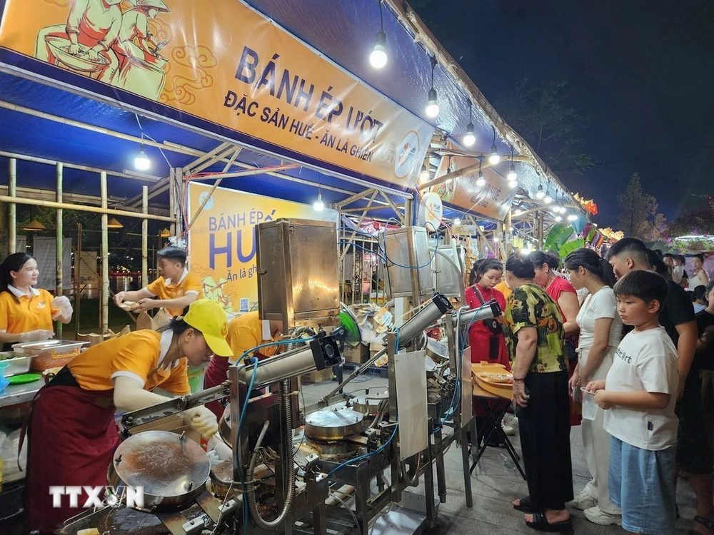 Die Hue Traditional Cuisine Week 2024 stellt eine Vielzahl regionaler Gerichte vor. (Foto: Mai Trang/TTXVN)