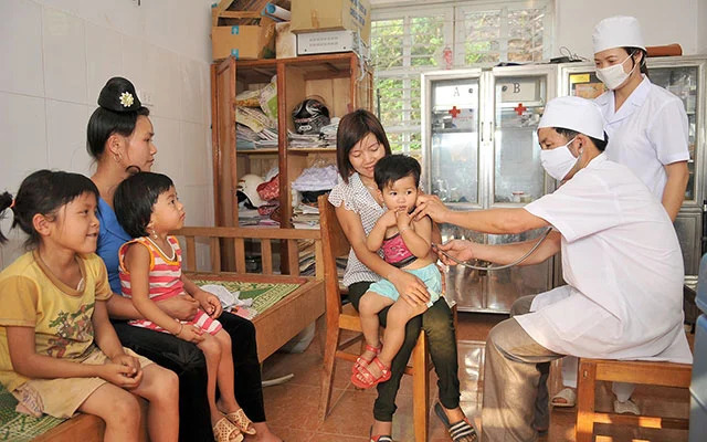 Chú trọng phòng bệnh, nâng cao sức khoẻ, sàng lọc phát hiện sớm bệnh, tật; đẩy mạnh quản lý và điều trị các bệnh không lây nhiễm, bệnh mạn tính, chăm sóc dài hạn tại y tế cơ sở; 