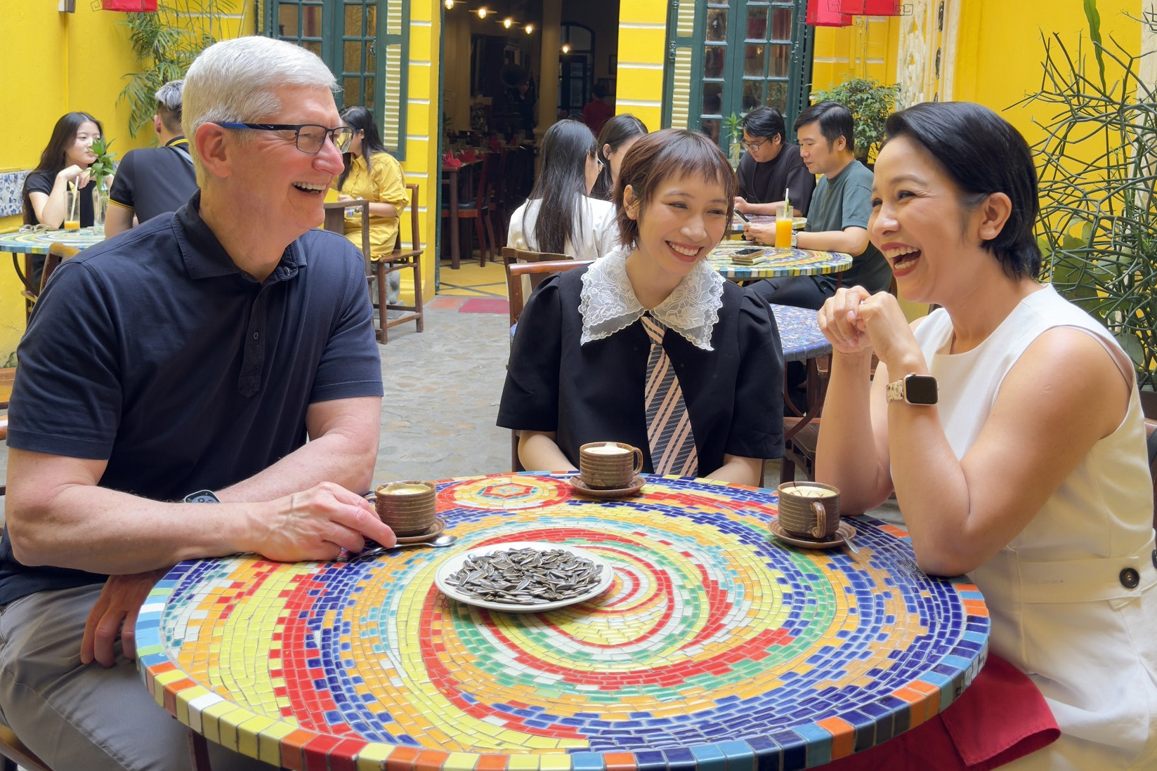 Tim Cook 'hello Vietnam', drinking egg coffee, biting sunflower seeds