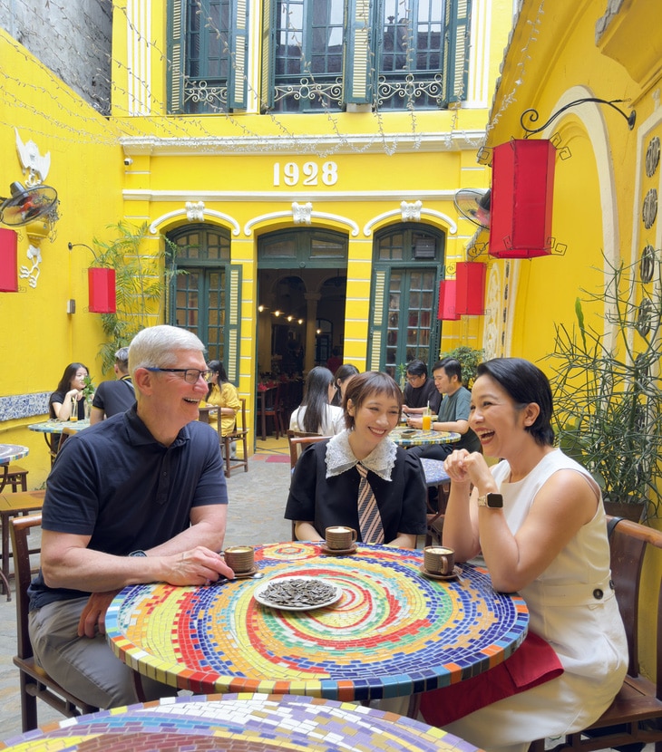 The photo of CEO Tim Cook sitting in coffee in Hanoi's Old Quarter with mother and daughter, singers My Linh and My Anh, was shared by netizens on the morning of April 15 - Photo: Tim Cook's X