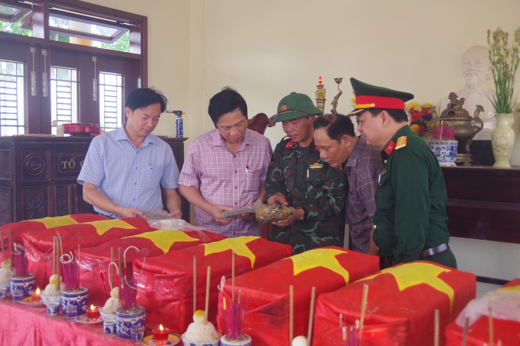 Tìm thấy bút, bình tông khắc chữ tại khu vực phát hiện 12 hài cốt liệt sỹ - 4 Tìm thấy bút, bình tông khắc chữ tại khu vực phát hiện 12 hài cốt liệt sỹ - 4