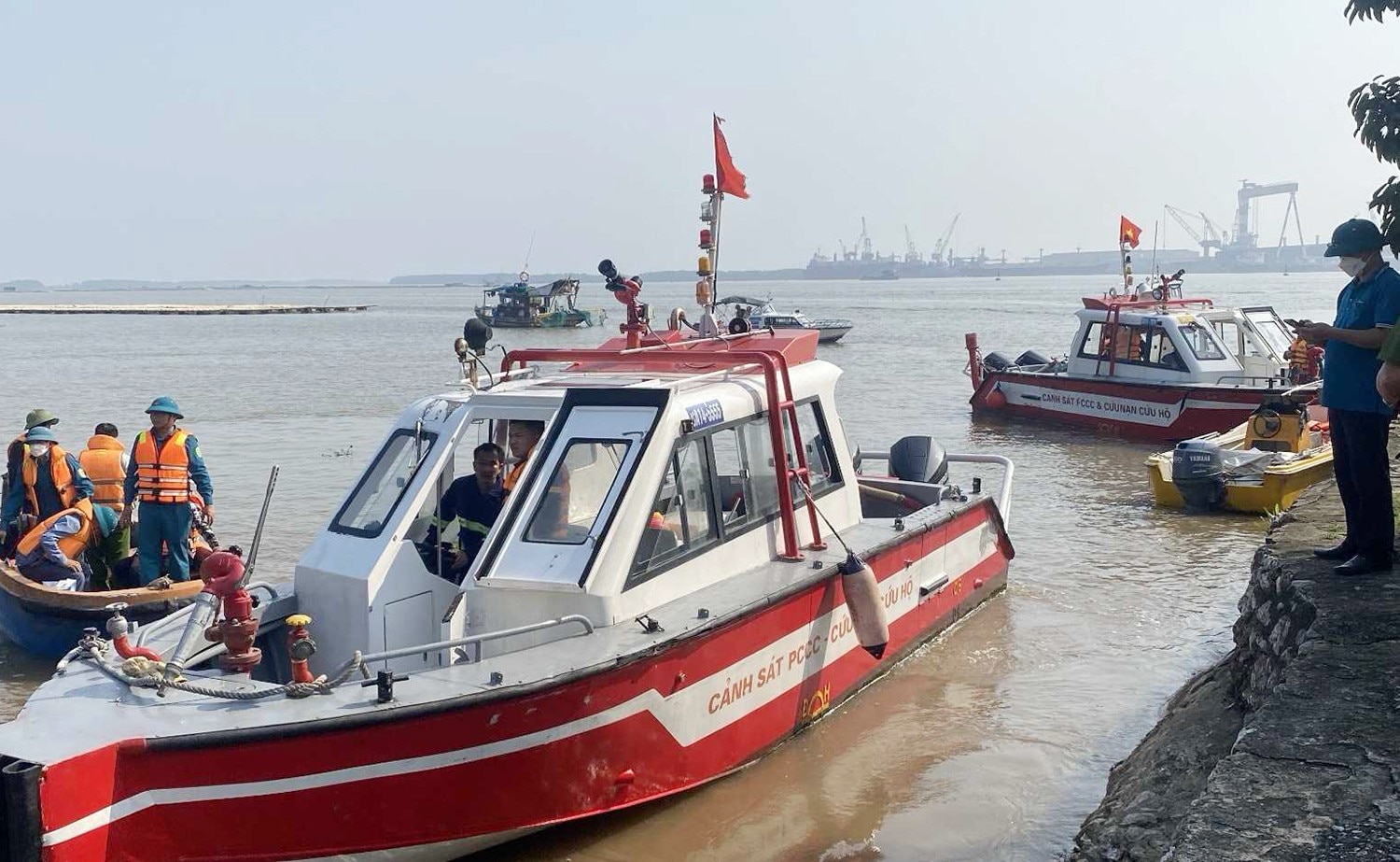 Sự kiện - Quảng Ninh: Tìm thấy nạn nhân thứ 3 trong vụ lật thuyền tại Quảng Yên
