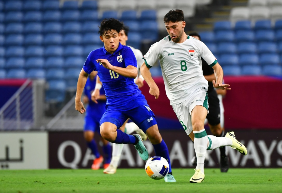 Ирак U.23 (белая рубашка) проиграл Таиланду U.23 в первом матче.
