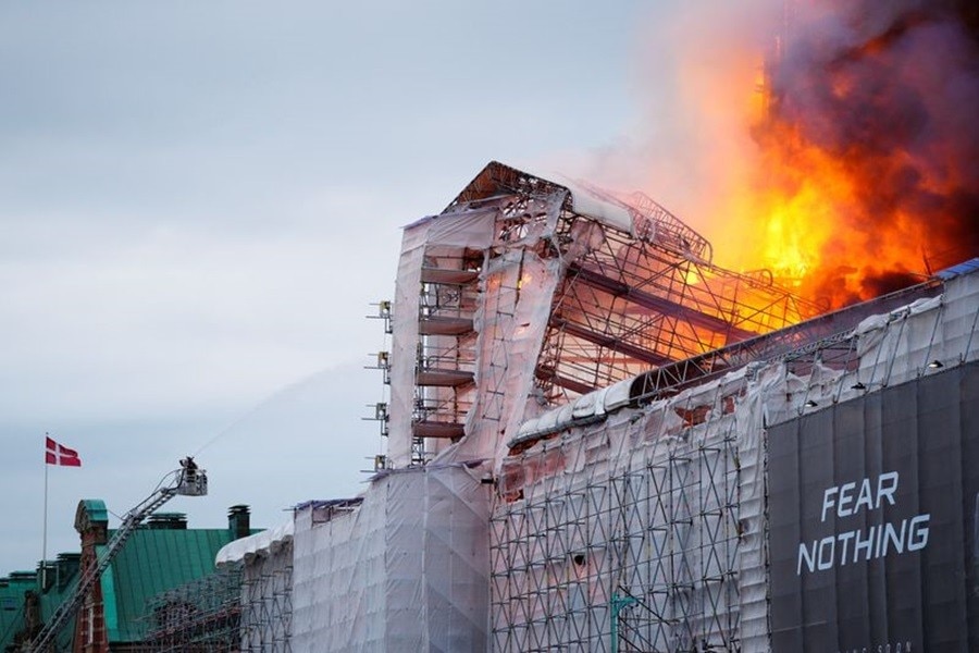 Thế giới - Tòa nhà biểu tượng của Copenhagen (Đan Mạch) đổ sập trong 'biển lửa' (Hình 2).