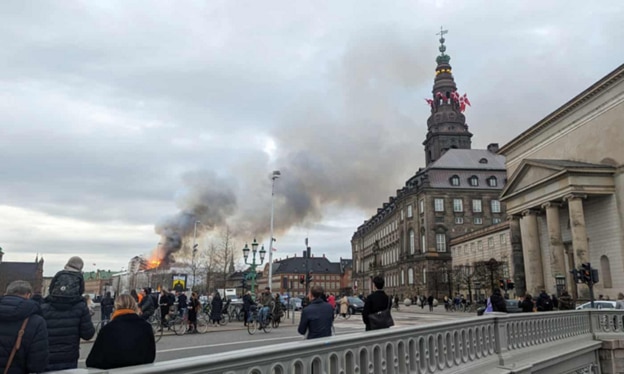 Thế giới - Tòa nhà biểu tượng của Copenhagen (Đan Mạch) đổ sập trong 'biển lửa'