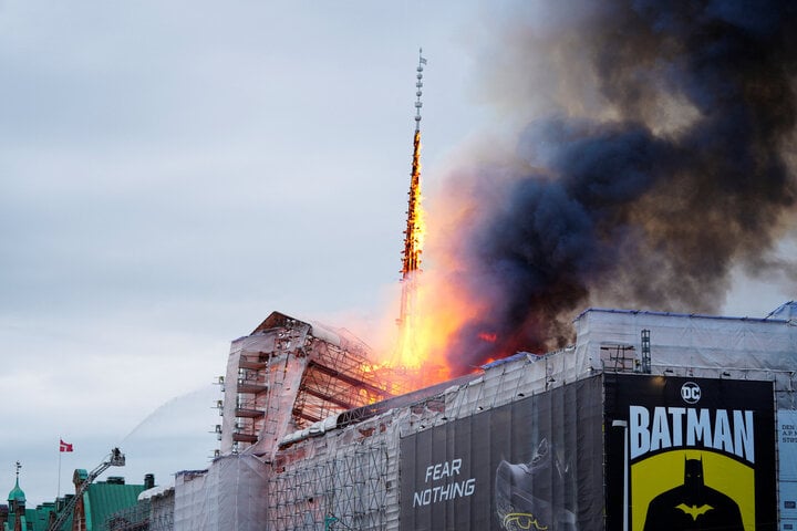Copenhagen's iconic building collapsed in 'firestorm' - Vietnam.vn