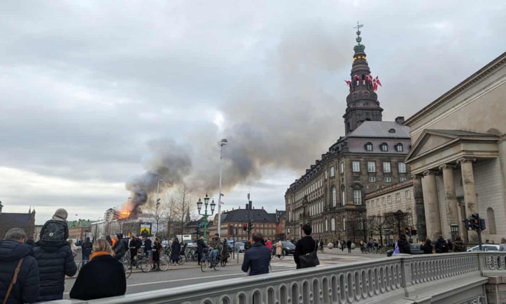 Sáng 16/4 (theo giờ địa phương), một trận hỏa hoạn lớn bùng phát tại sàn giao dịch chứng khoán cổ được xây từ thế kỷ 17 của Copenhagen, Đan Mạch. (Ảnh: Guardian)