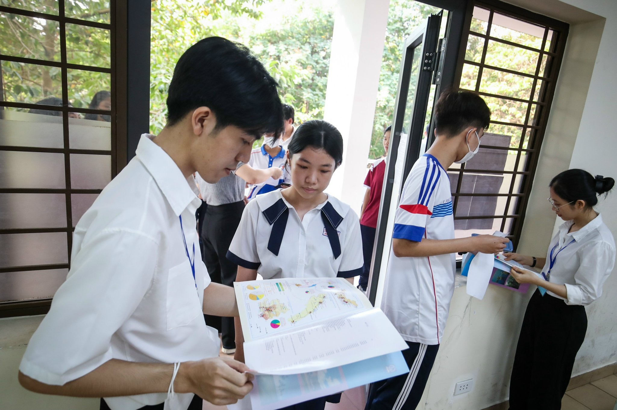 Candidatos que participan en el examen de evaluación de competencias de la Universidad Nacional de Ciudad Ho Chi Minh este año