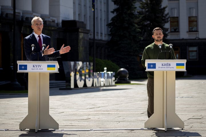 Tổng thư ký NATO Jens Stoltenberg (trái) và Tổng thống Ukraine Volodymyr Zelensky trong cuộc họp báo hôm 29/4 tại Kiev. (Ảnh: Reuters)