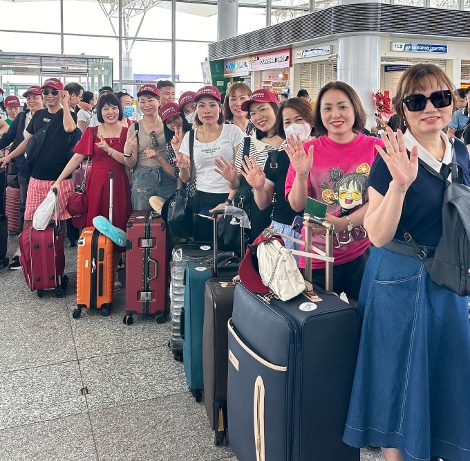 Đoàn khách Việt khởi hành đi Đài Loan tại sân bay Nội Bài sáng 27/4. Ảnh: Redtours Flamingo