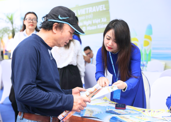 Du khách nghe tư vấn chọn tour tại Hội chợ Du lịch Quốc tế ngày 11/4.