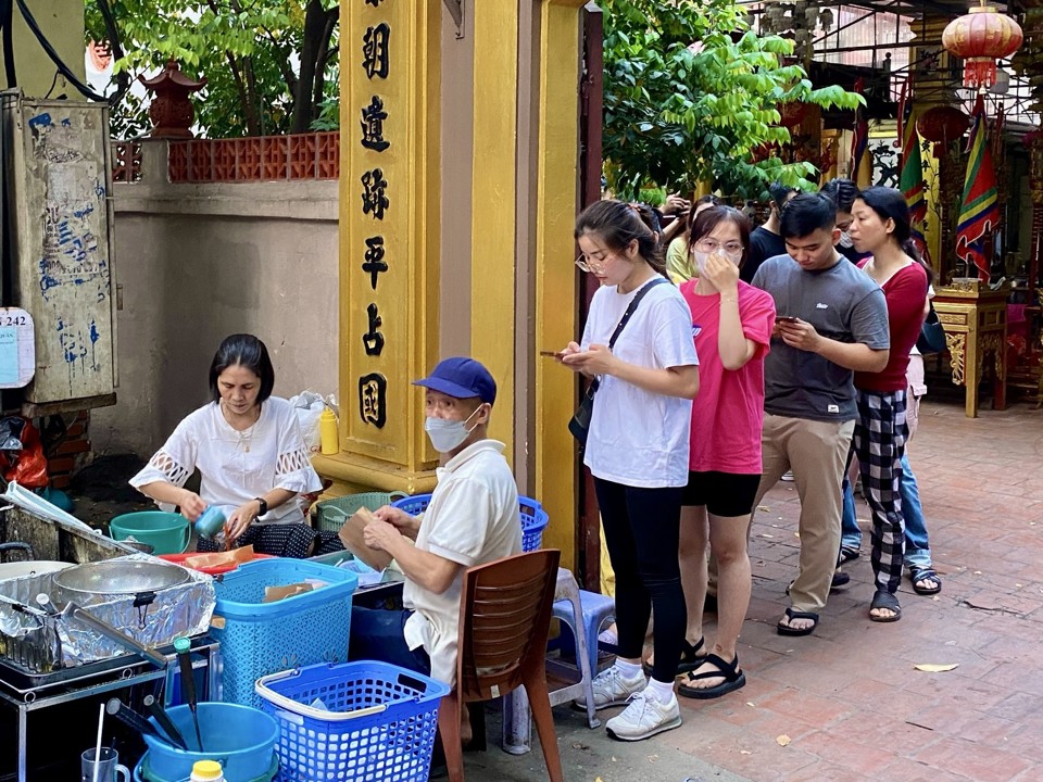 Thực khách tới đây xếp hàng theo số thứ tự để lấy bánh rán.