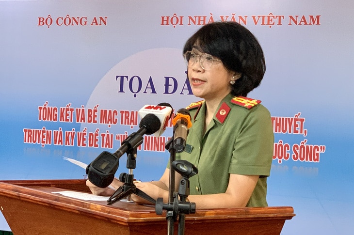 Bà Phạm Thị Mỹ Nương phát biểu tổng kết trại sáng tác - Ảnh: HOÀI PHƯƠNG