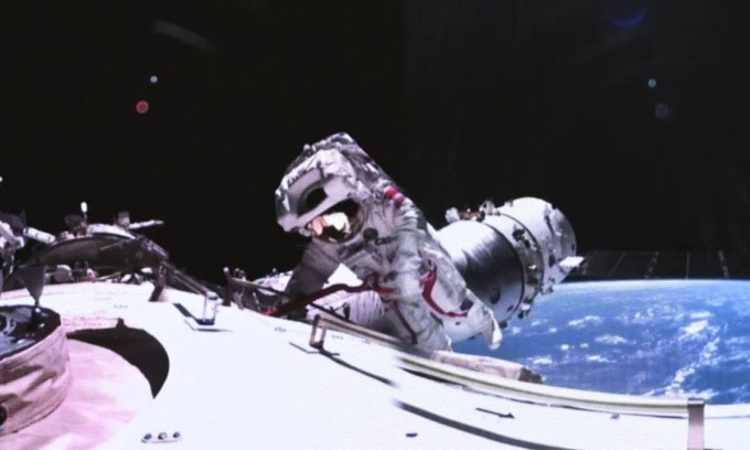 Phi hành gia của nhiệm vụ Thần Châu 17 đi bộ ngoài không gian để sửa chữa pin Mặt Trời trên trạm vũ trụ Thiên Cung ngày 1/3/2024. Ảnh: CMSA