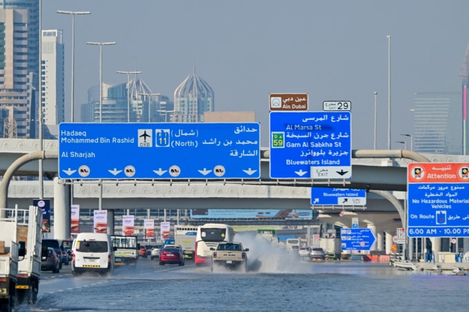 Các phương tiện di chuyển trên một tuyến đường còn ngập nước ở Dubai, UAE ngày 20/4. Ảnh: AFP