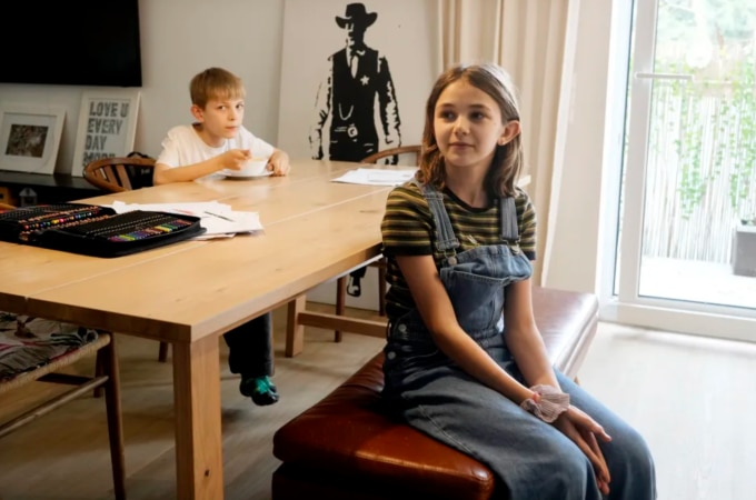 Ola (phải) và em trai Julian Kozak, 9 tuổi, ngồi ở chiếc bàn nơi các em làm bài tập về nhà. Ảnh: AP
