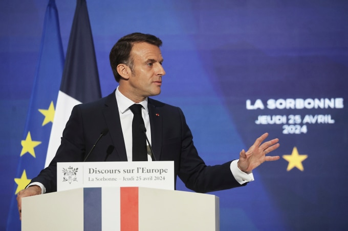Tổng thống Pháp Emmanuel Macron phát biểu tại Đại học Sorbonne, Paris ngày 25/4. Ảnh: AP