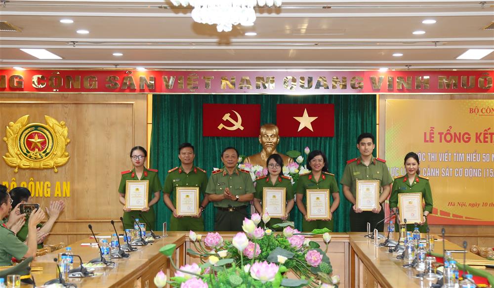 Thiếu tướng Đặng Ngọc Bách trao giải Đặc biệt và giải A cho các tác giả, nhóm tác giả đạt giải. 