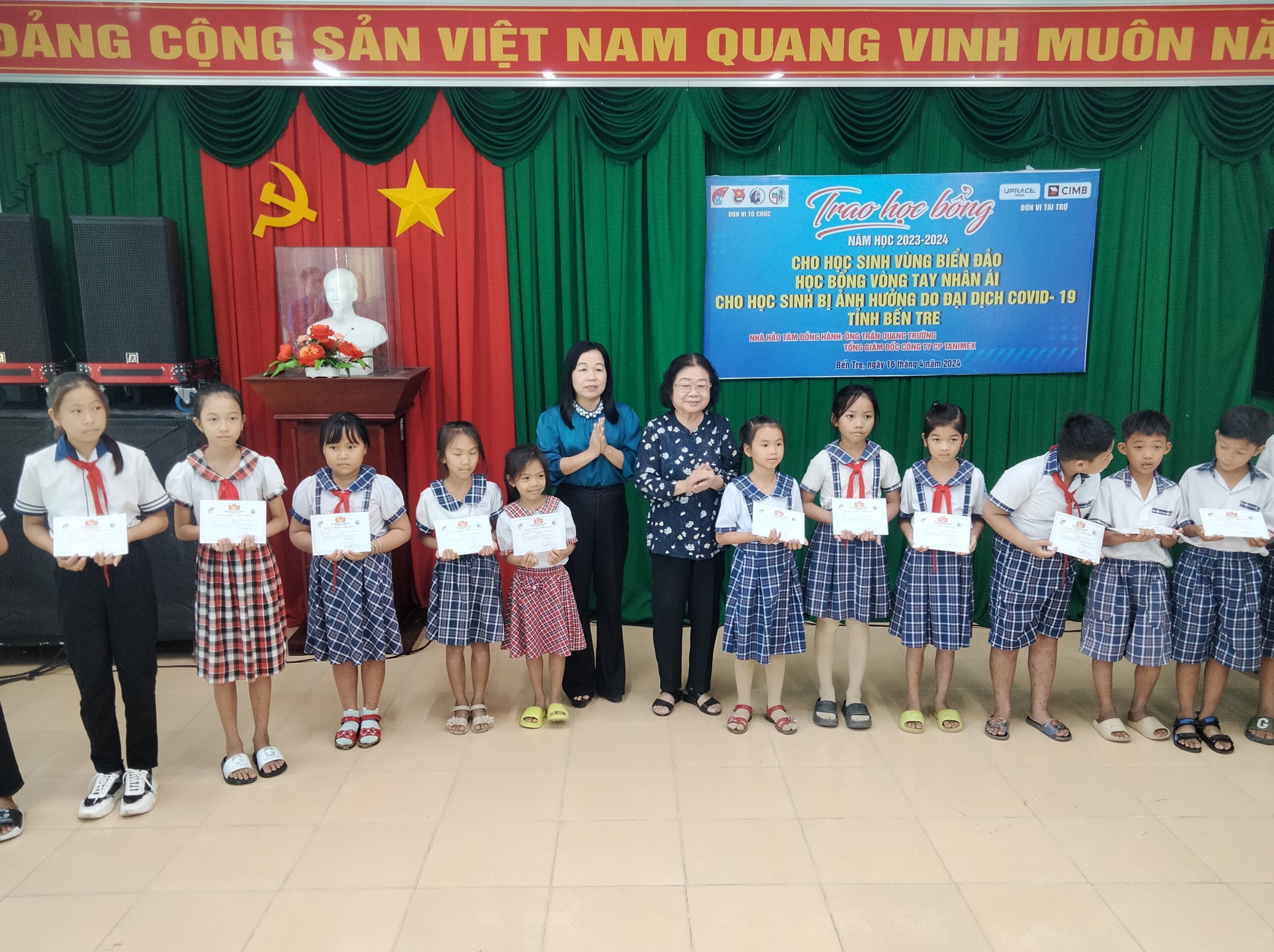 Trao học bổng cho học sinh vùng ven biển Bến Tre- Ảnh 1. Nguyên Phó chủ tịch nước Trương Mỹ Hoa tại buổi lễ trao học bổng cho học sinh vùng ven biển Bến Tre