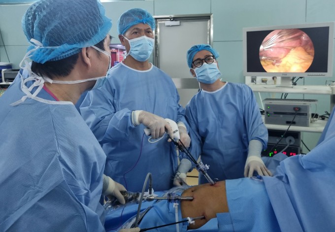 Giáo sư Ninh Nguyễn cùng bác sĩ Bệnh viện Bình Dân phẫu thuật tạo hình van chống trào ngược dạ dày thực quản theo kỹ thuật Omega 300 AP, chiều 6/5. Ảnh: Trần Nhung