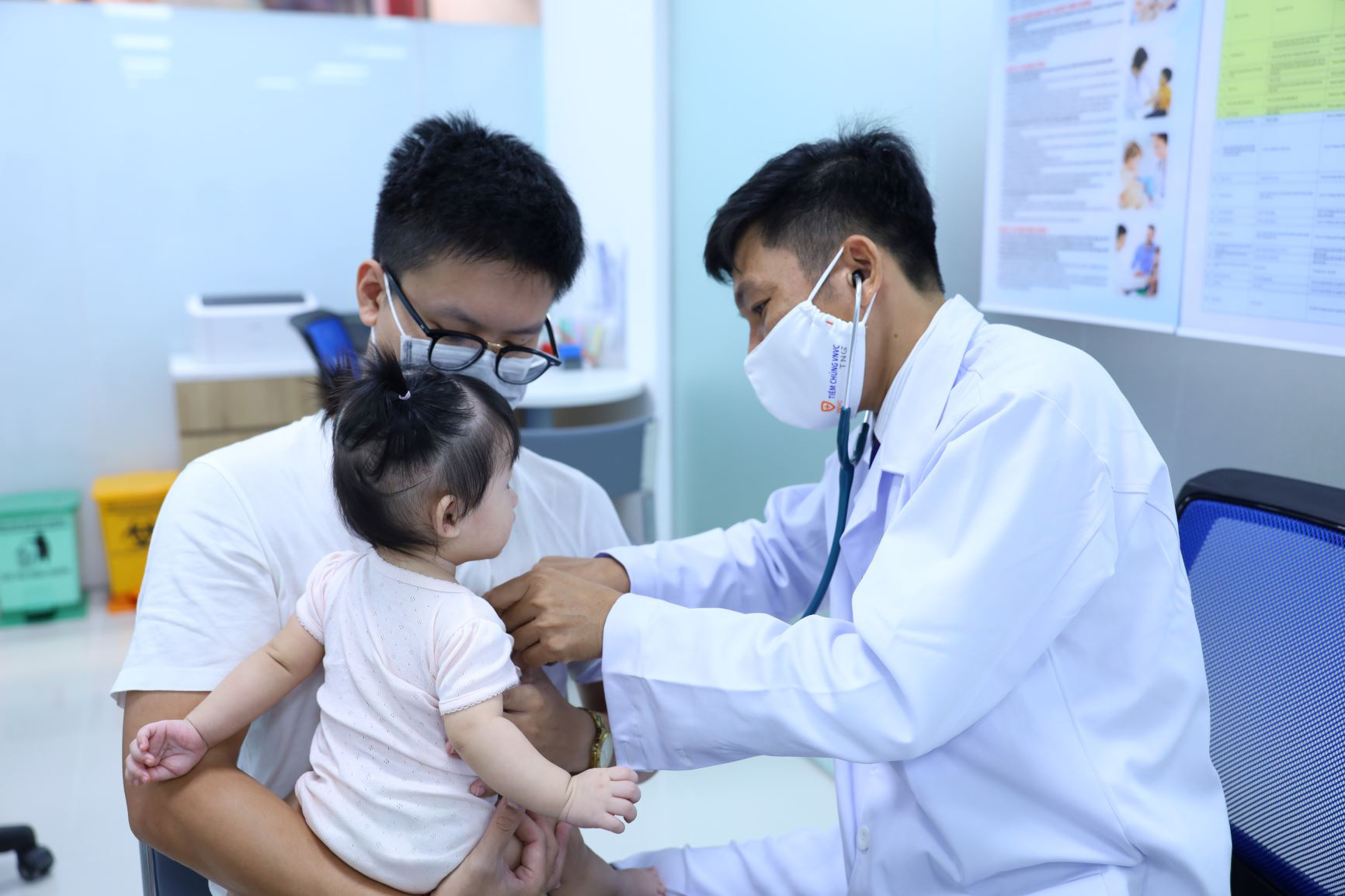 Trẻ được khám sàng lọc trước khi tiêm vắc xin. Ảnh: Mộc Thảo Tiêm vắc xin phòng ho gà là biện pháp phòng bệnh hiệu quả - Ảnh minh họa: Mộc Thảo