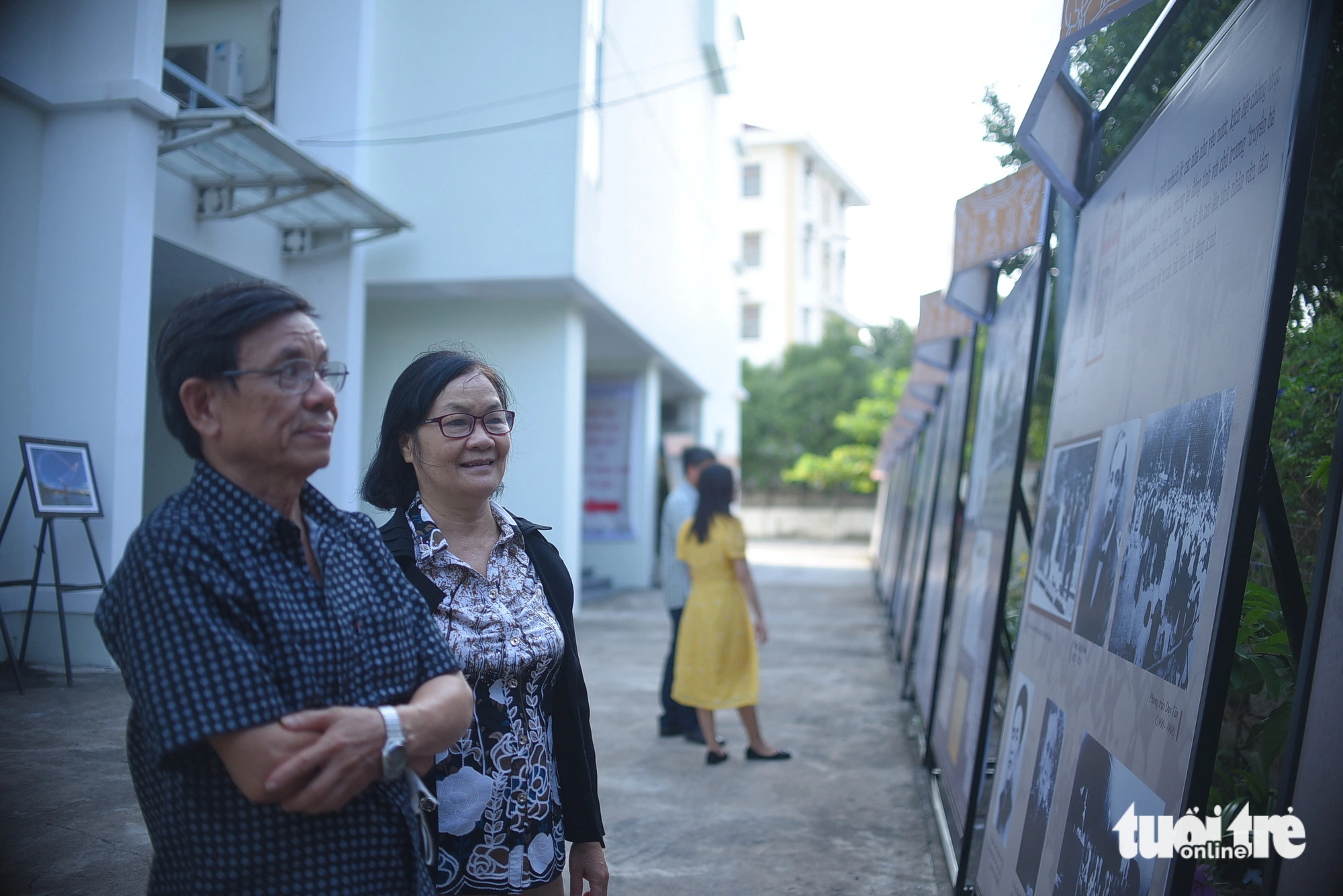 Người dân tham quan triển lãm 