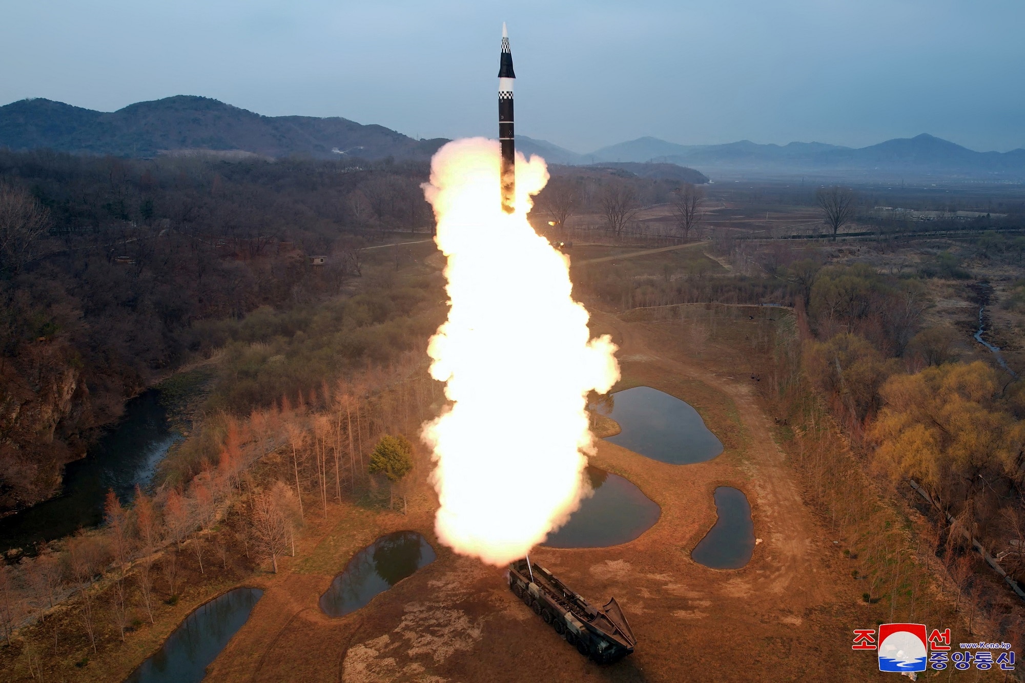 Triều Tiên diễn tập phản công hạt nhân đầu tiên- Ảnh 1.