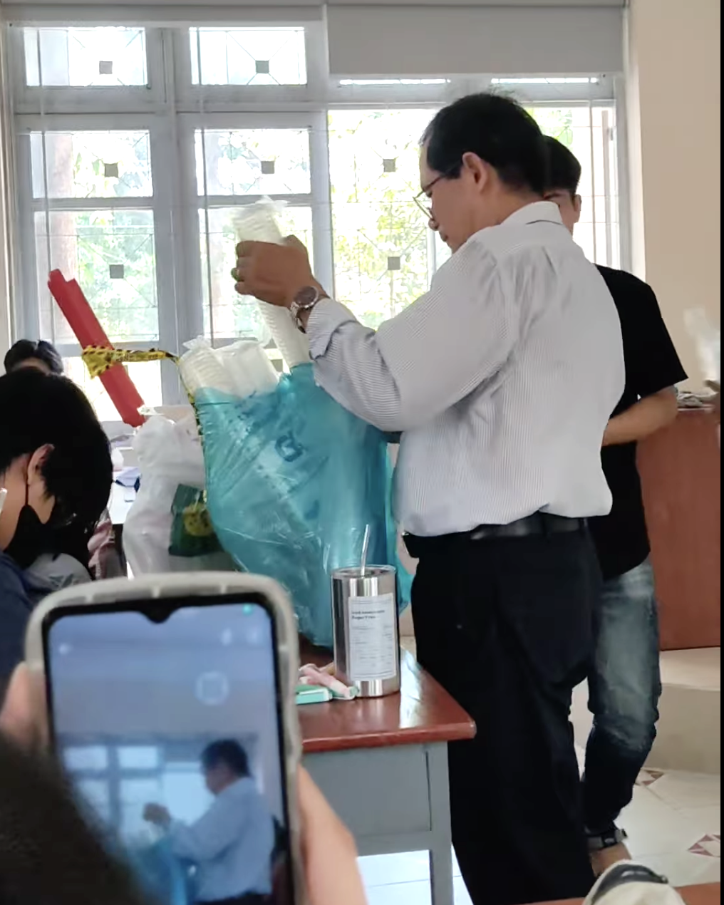 Trời nóng đổ lửa, giảng viên mang nước đến lớp tặng, 'đốn tim' sinh viên- Ảnh 4. Sinh viên ghi lại cảnh thầy Thông tặng nước uống trên lớp - Ảnh: Cộng Đồng Sinh Viên Đại Học Nông Lâm TP.HCM