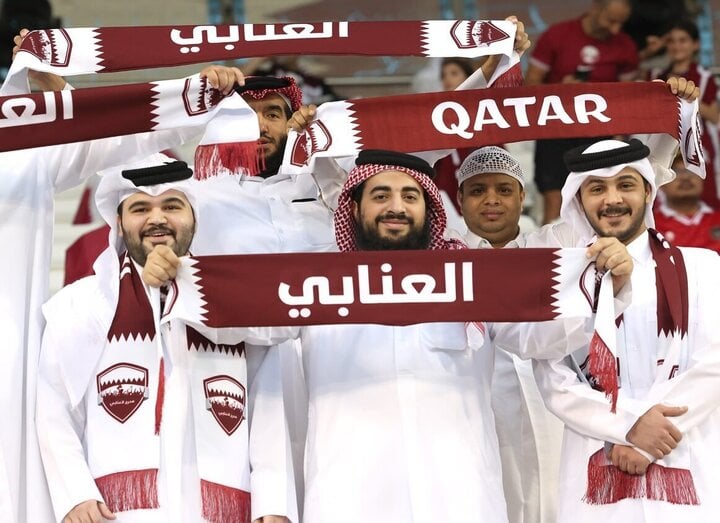 CĐV Qatar cổ vũ nhiệt thành.