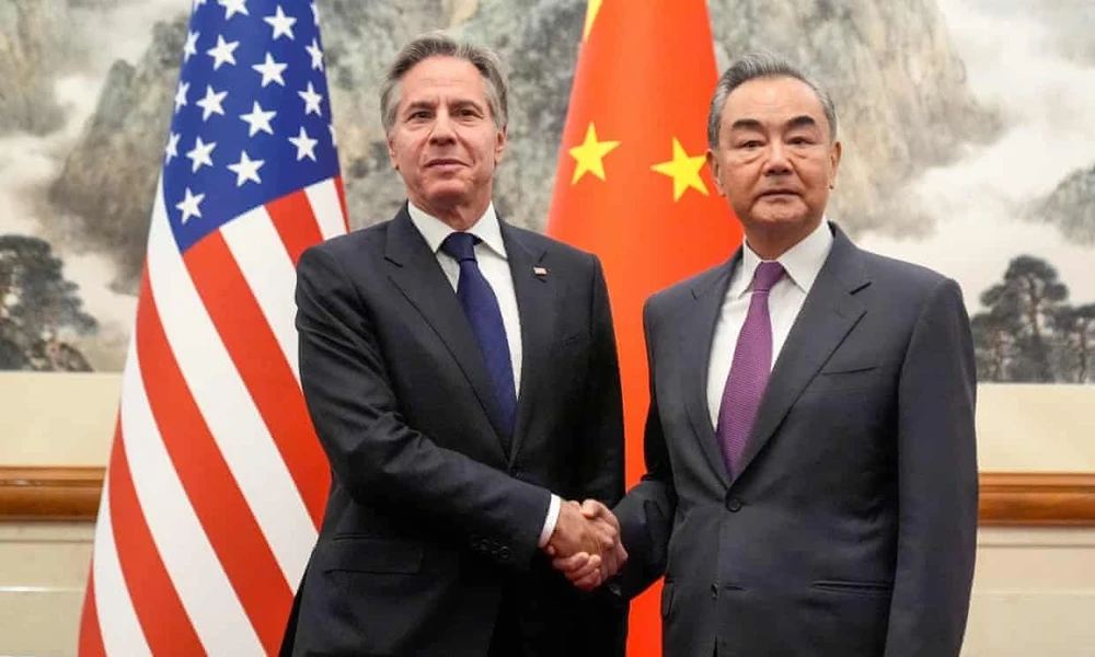 Bộ trưởng Ngoại giao Trung Quốc Vương Nghị tiếp Ngoại trưởng Mỹ Antony Blinken tại Bắc Kinh ngày 26-4. Ảnh: REUTERS