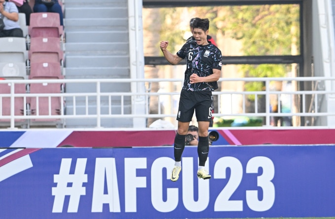 Lee Young-jun mừng bàn mở tỷ số, trong trận Hàn Quốc thắng Trung Quốc 2-0 ở lượt hai bảng B U23 châu Á 2024. Ảnh: AFC