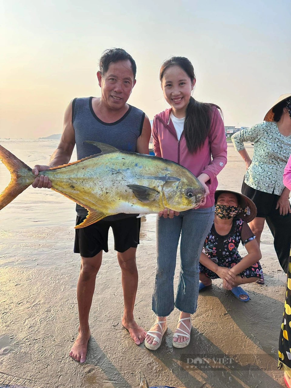 Trúng đậm mẻ cá vàng dương quý nặng 1 tấn, một ngư dân Hà Tĩnh thu ngay 300 triệu đồng sau chuyến biển- Ảnh 1.