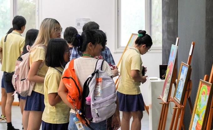 Học sinh, phụ huynh tham gia triển lãm mỹ thuật của học sinh lớp 12 trường AISVN, ngày 9/4. Ảnh: AISVN