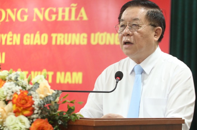 تحدث رئيس لجنة الدعاية المركزية نجوين ترونج نجيا في جلسة العمل بعد ظهر يوم 23 أبريل. الصورة: ثو فونج
