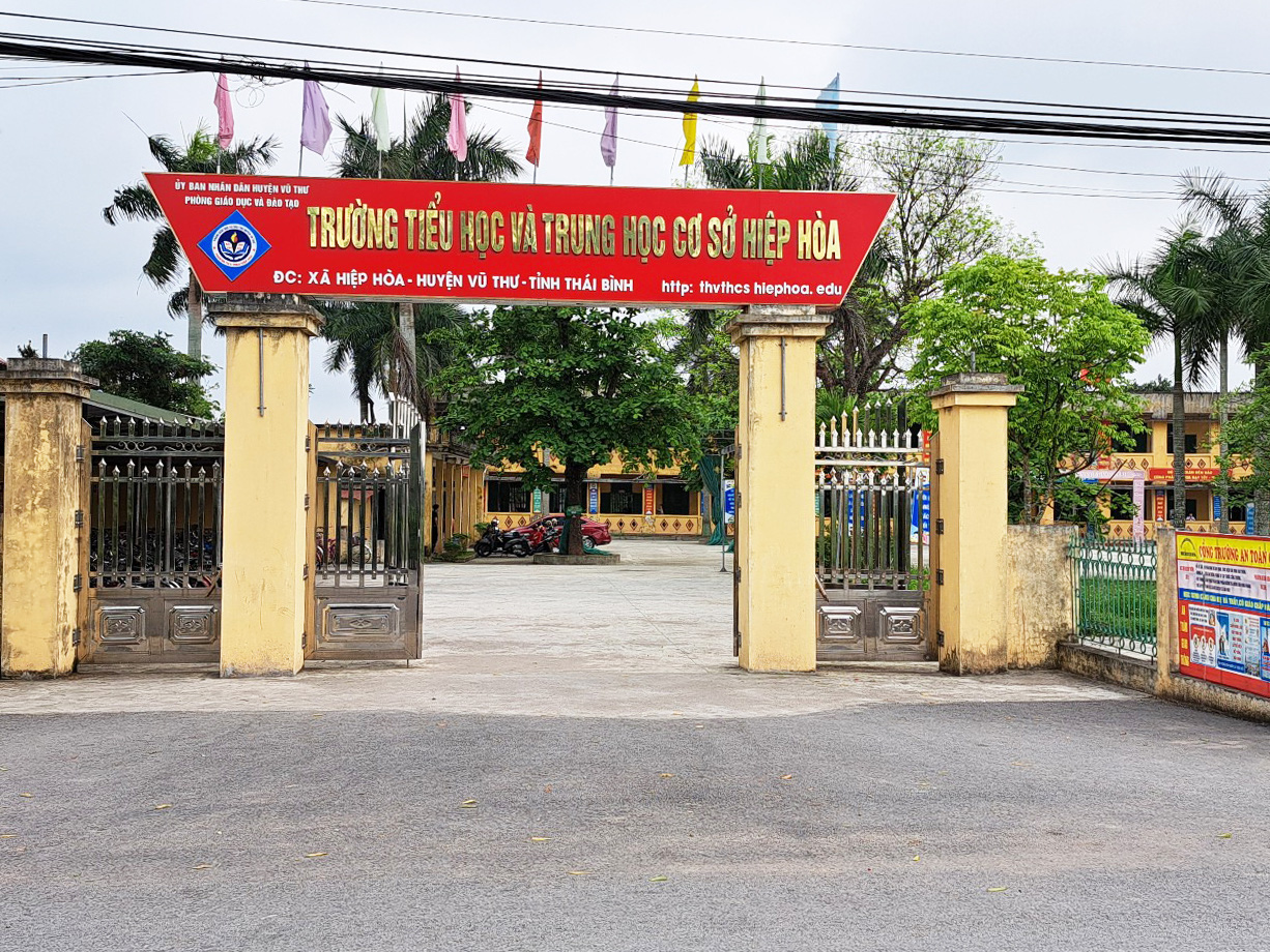 Trường tiểu học và trung học cơ sở Hiệp Hòa, huyện Vũ Thư, tỉnh Thái Bình tổ chức dạy học cho khối trung học cơ sở vào ngày nghỉ lễ giổ Tổ khiến không ít phụ huynh bức xúc - Ảnh: KHÁNH LINH