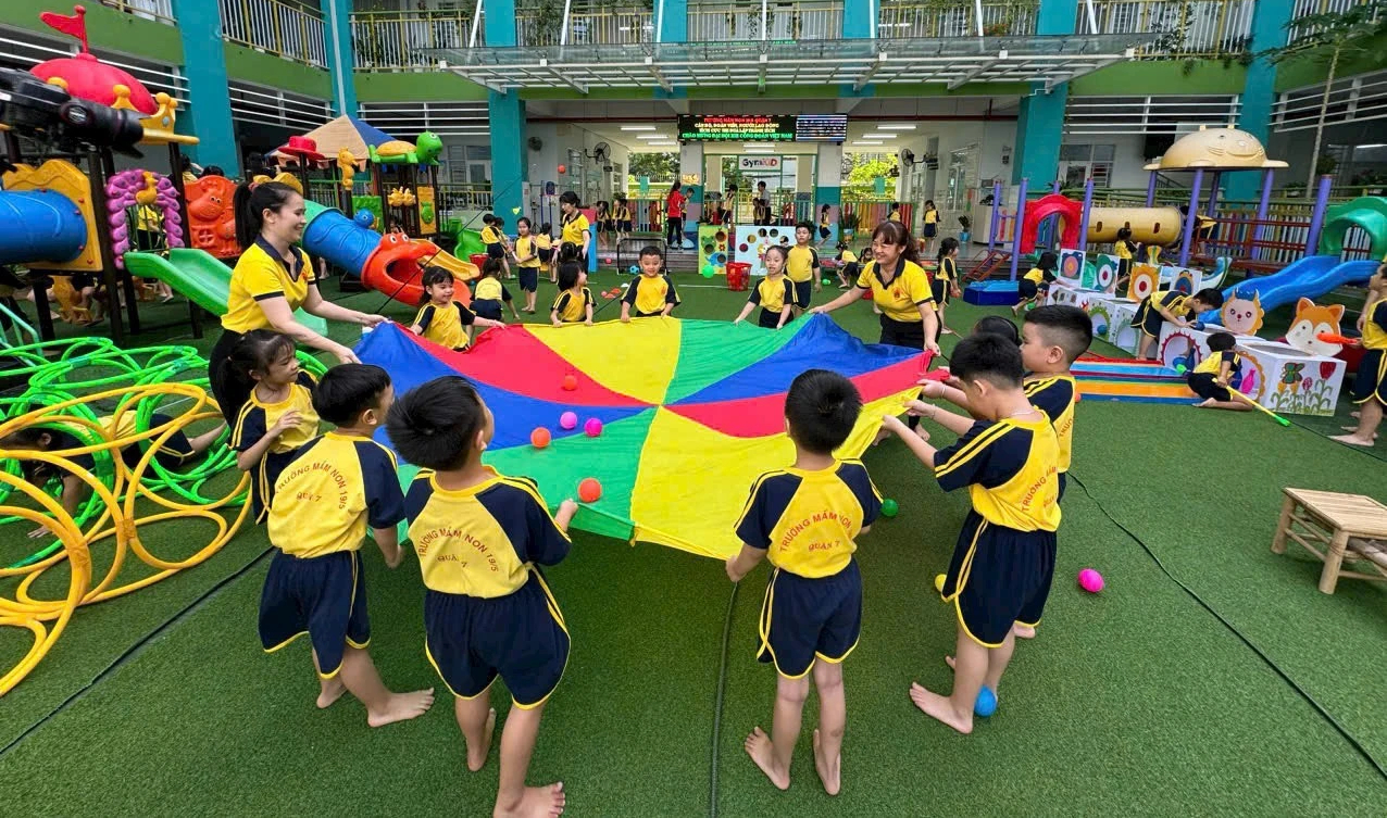 Trường mầm non hiện đại không thu quỹ, không vận động tài trợ từ phụ huynh- Ảnh 1. Trẻ em Trường mầm non 19/5, Q.7 trong ngày hội trò chơi dân gian