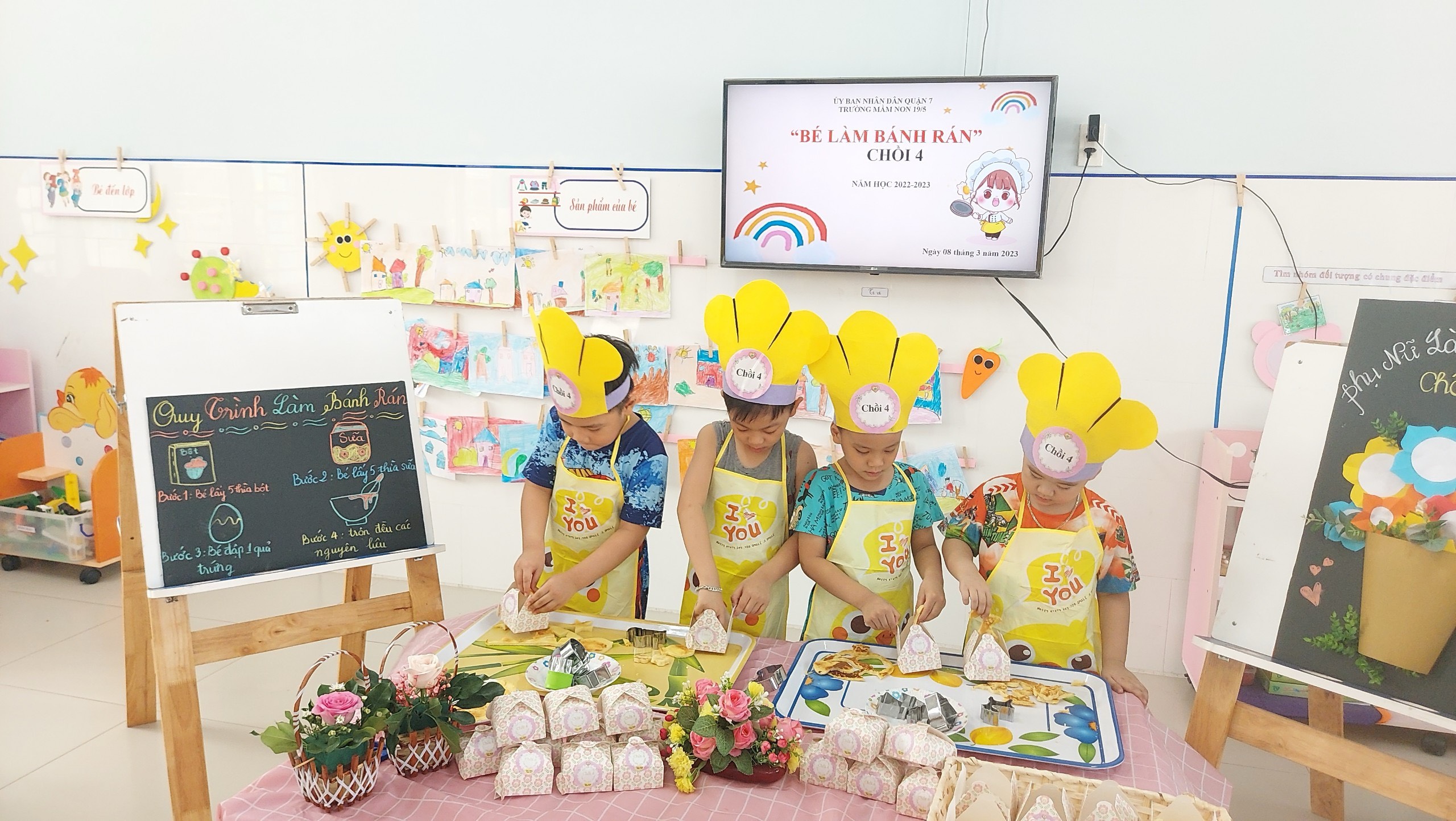 Trường mầm non hiện đại không thu quỹ, không vận động tài trợ từ phụ huynh- Ảnh 6. Trẻ thích thú khi được tự tay làm bánh rán