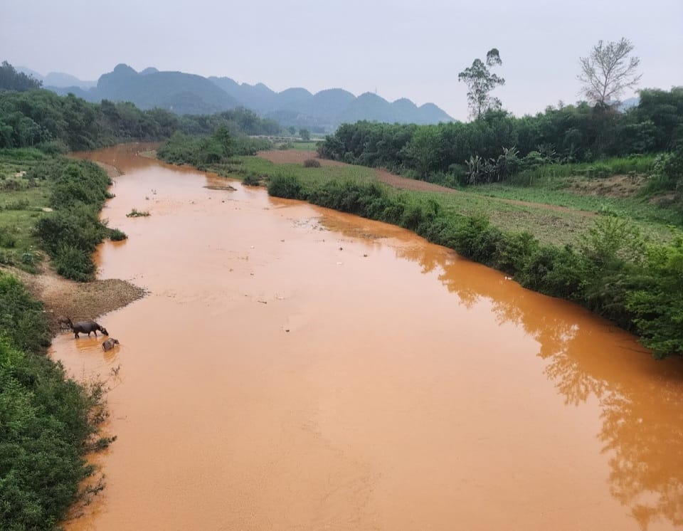 Nghệ An: Truy tìm nguyên nhân khiến nước sông Nậm Tôn chuyển màu đỏ- Ảnh 1.